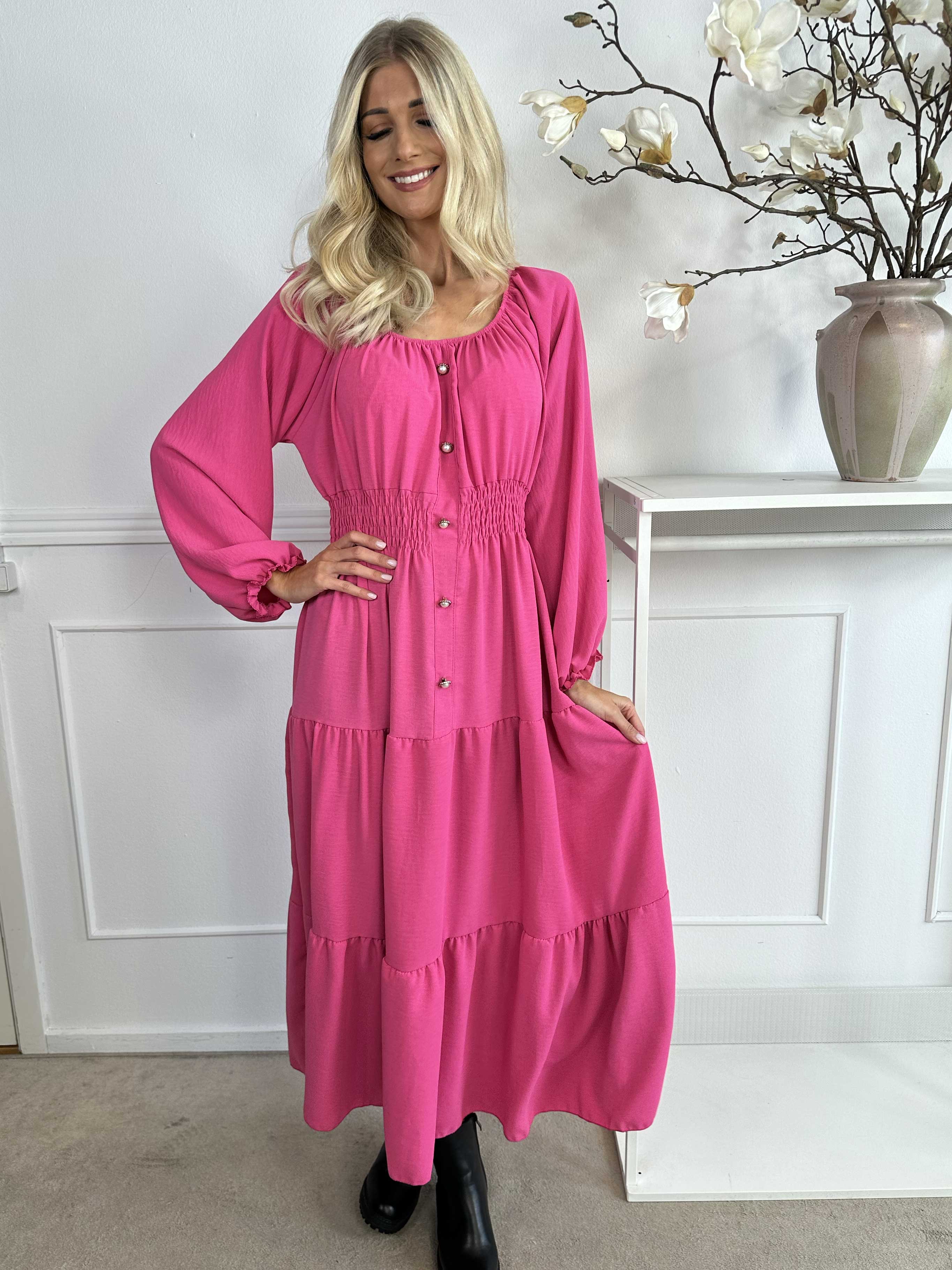 Midnight - Lang kjole med smock i taljen og guld knapper